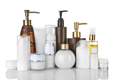 桌面上的精致时光 护肤品静物之美——层次、光影与衣着的微妙对话